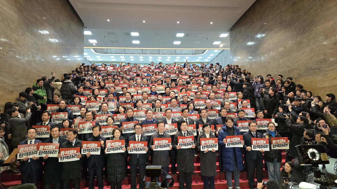 7일 대통령(윤석열) 탄핵 소추안 표결이 종료된 뒤 야당 의원들이 국회 본청 로텐더홀에서 규탄대회를 개최하고 있다 2024.12.07/사진= 조은결 기자