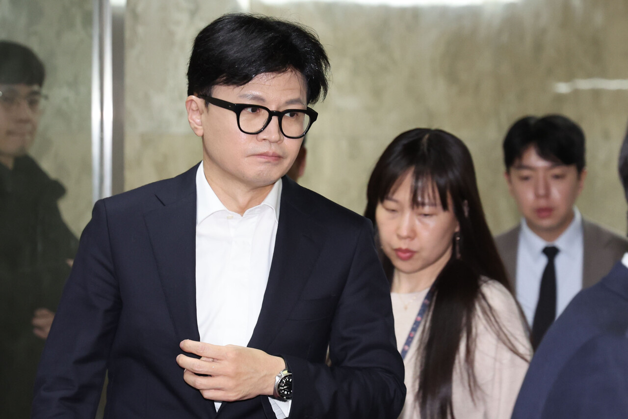한동훈 국민의힘 대표가 12일 오후 서울 여의도 국회에서 열린 비공개 의원총회를 마치고 당대표실로 이동하고 있다./사진=뉴시스