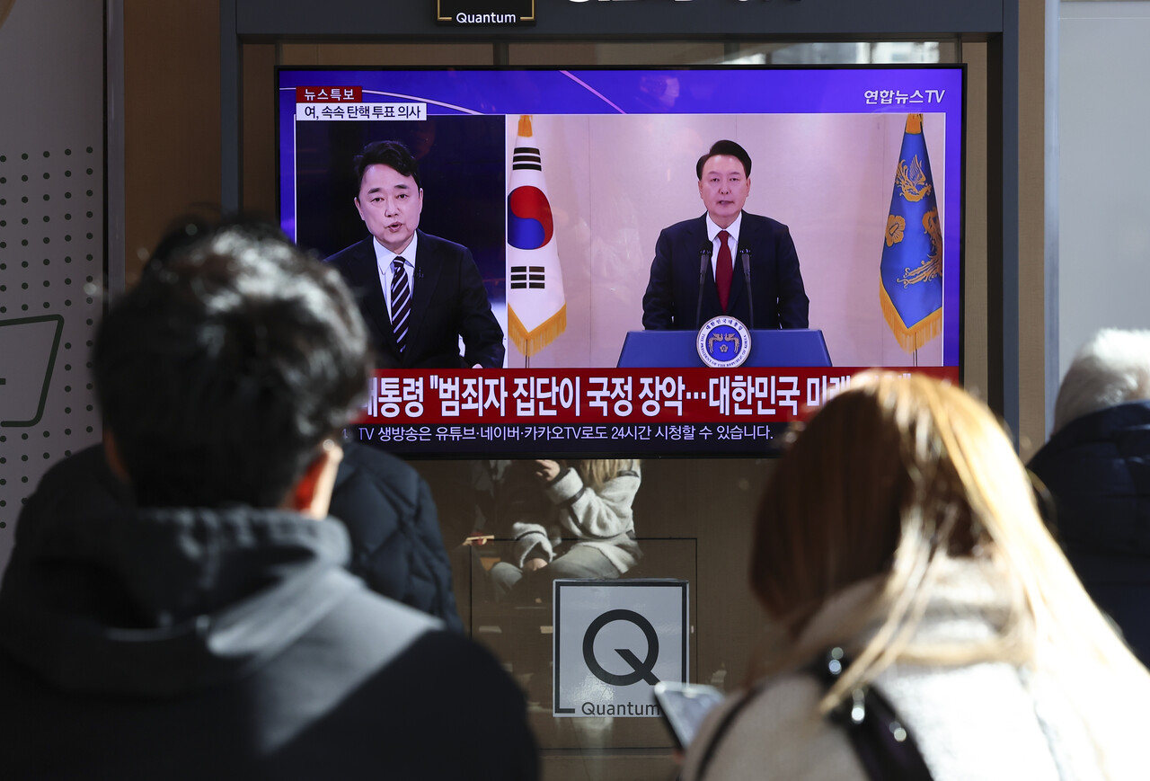 석열 대통령이 대국민담화를 발표한 12일 오전 서울 중구 서울역 대합실 TV화면에 관련 뉴스가 나오고 있다./사진=뉴시스