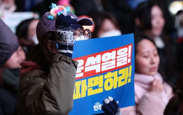 24일 서울 종로구 경복궁역 앞에서 윤석열즉각퇴진-사회대개혁 비상행동 주최로 열린 메리퇴진 크리스마스 민주주의 응원봉 콘서트 - 다시 만들 세계에서 시민들이 손 피켓과 응원봉을 들고 있다. 2024.12.24. /뉴시스