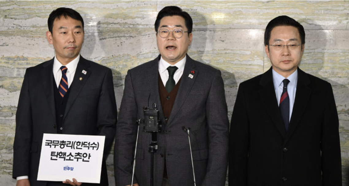 김용민(왼쪽부터) 더불어민주당 원내정책수석부대표와 박찬대 원내대표, 박성준 원내수석부대표가 24일 서울 여의도 국회 의안과 앞에서 '국무총리 한덕수 탄핵소추안' 제출 보류 이유를 밝히고 있다./사진=뉴시스