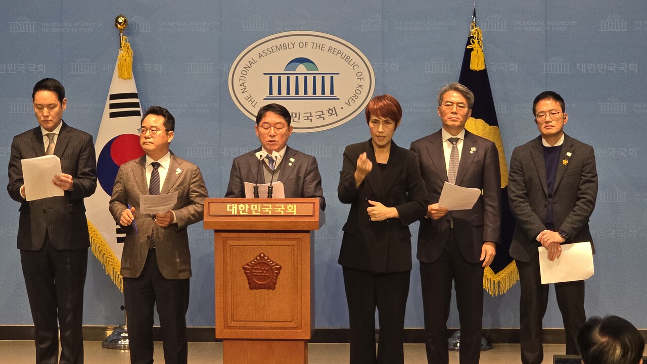 더불어민주당 헌법재판관 인사청문특별위원회(이하 인청특위) 위원들은 오전 기자회견을 열었다.2024.12.26/사진=조은결 기자