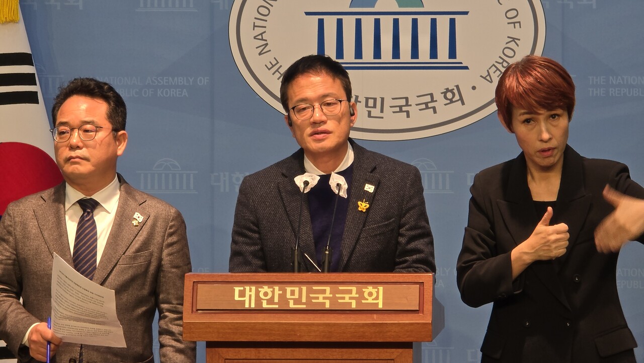 더불어민주당 헌법재판관 인사청문특별위원회(이하 인청특위) 위원들은 오전 기자회견을 열었다.2024.12.26/사진=조은결 기자