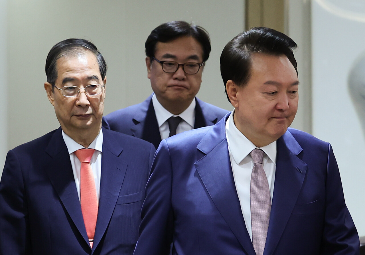 서울 용산 대통령실 청사에서 열린 제41회 국무회의에 입장하고 있다. 왼쪽부터 한덕수 국무총리, 정진석 비서실장, 윤석열. 2024.09.24./자료사진=뉴시스