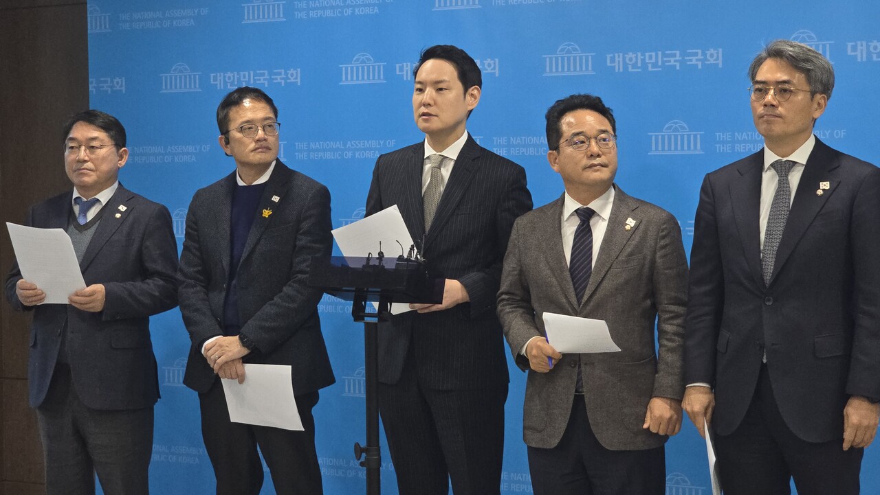 더불어민주당 헌법재판관 인사청문특별위원회(이하 인청특위) 위원들은 오전 기자회견을 열었다.2024.12.26/사진=조은결 기자