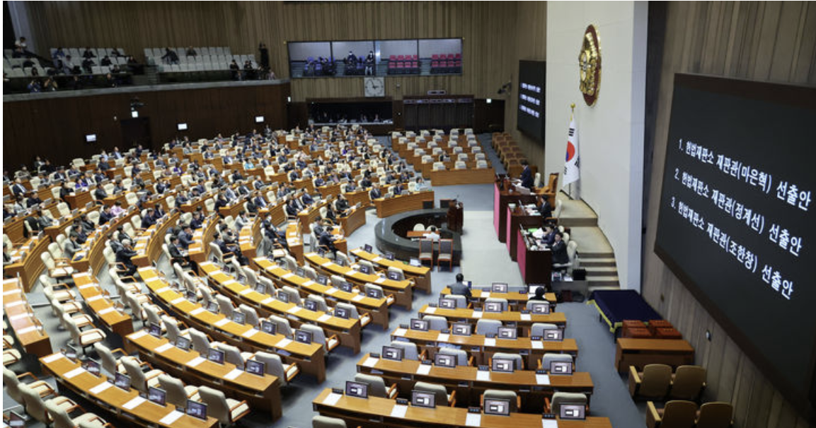  26일 오후 서울 여의도 국회에서 열린 본회의에서 마은혁, 정계선, 조한창 헌법재판소 재판관 선출안이 가결되고 있다. /사진=뉴시스