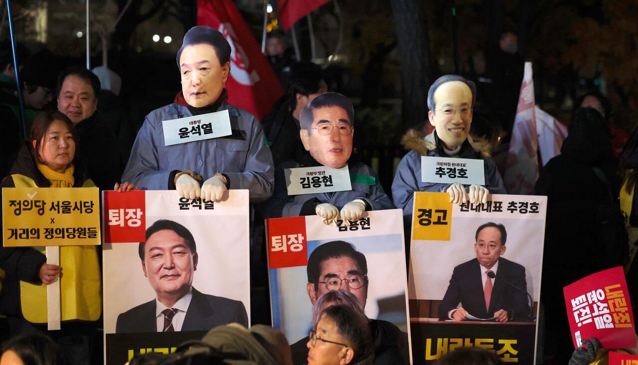 12월 6일 서울 여의도 국회의사당 앞에서 열린 촛불집회에 참가한 시민들이 윤석열 대통령·김용현 전 국방부장관·추경호 국민의힘 원내대표의 모습을 한 가면을 쓰고 있다 / 사진=뉴시스