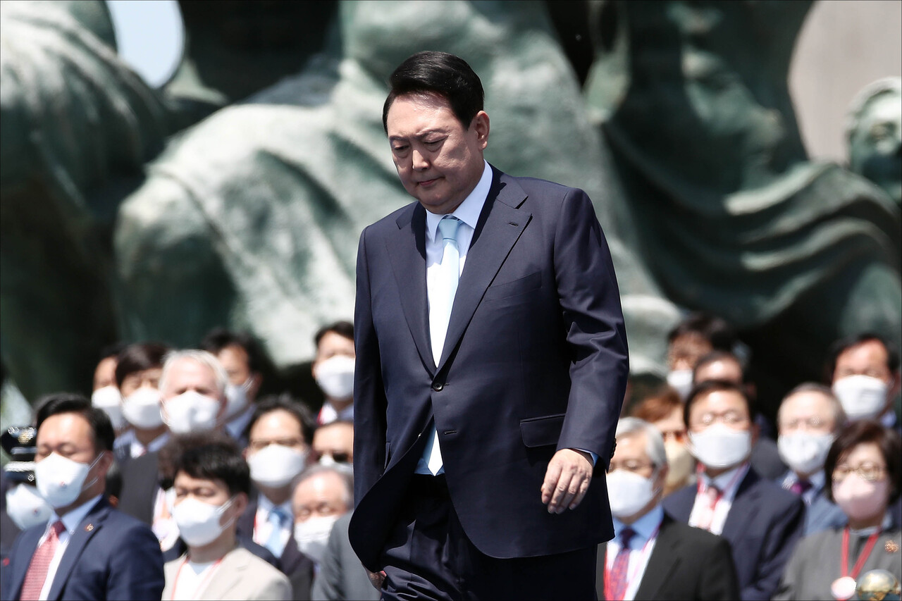 윤석열이  서울 여의도 국회에서 열린 제20대 대통령 취임식에서 취임 선서를 위해 돌출 단상으로 향하고 있다. (공동취재사진) 2022.05.10./뉴시스
