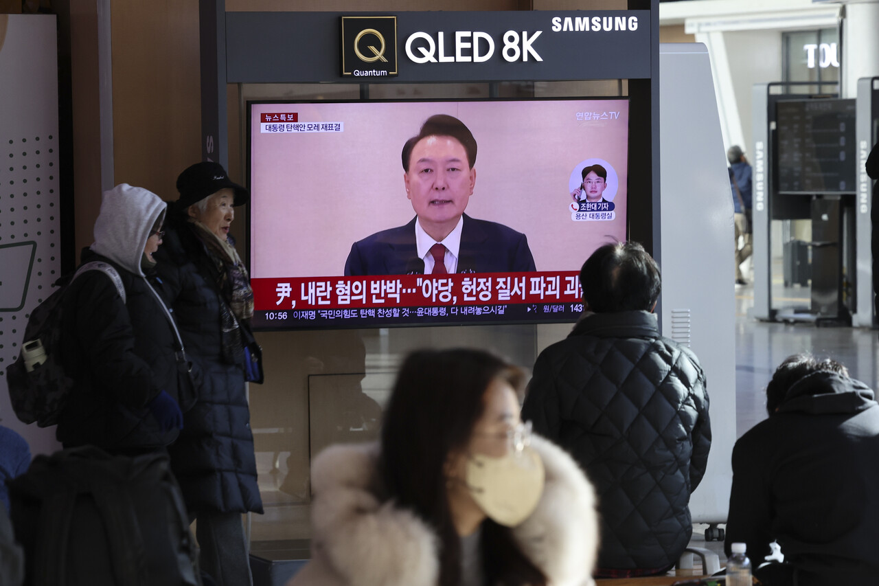 윤석열 대통령이 대국민담화를 발표한 12일 오전 서울 중구 서울역 대합실 TV화면에 관련 뉴스가 나오고 있다./사진=뉴시스