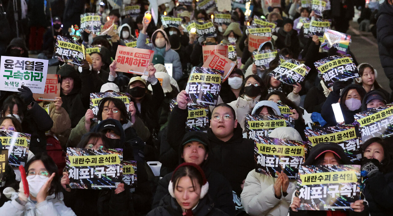 2일 오후 서울 용산구 한남동 대통령 관저 인근에서 윤석열 즉각체포·사회대개혁 비상행동의 집회 참가자가 구호를 외치고 있다. 2025.01.02./뉴시스