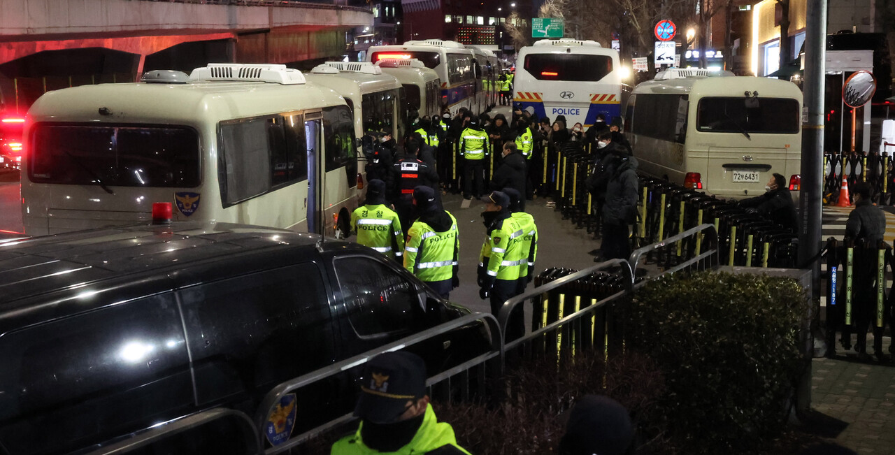 윤석열 대통령에 대한 체포영장 집행이 임박한 2일 오후 서울 용산구 한남동 대통령 관저 입구에서 경찰 병력이 투입돼 경비가 강화되고 있다. / 사진=뉴시스