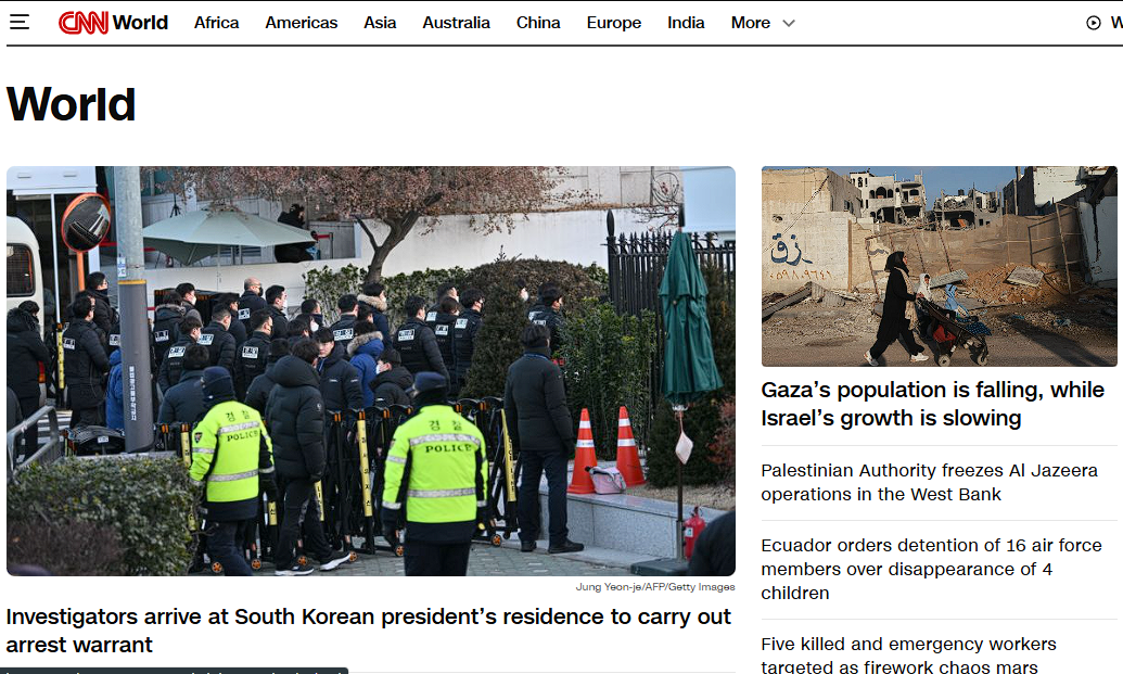 3일 공수처가 윤석열 체포영장 집행을 위해 경호처와 대치하는 가운데 전세계 외신들이 일제히 '윤석열 체포'뉴스를 보도하고 있다. CNN은 영장 집행에 나선 공수처와 이에 저항하는 윤석열과 경호처에 주목하고 내란사건이 아직도 진행 중이라고 보도했다 / 사진 = CNN world뉴스 페이지 갈무리
