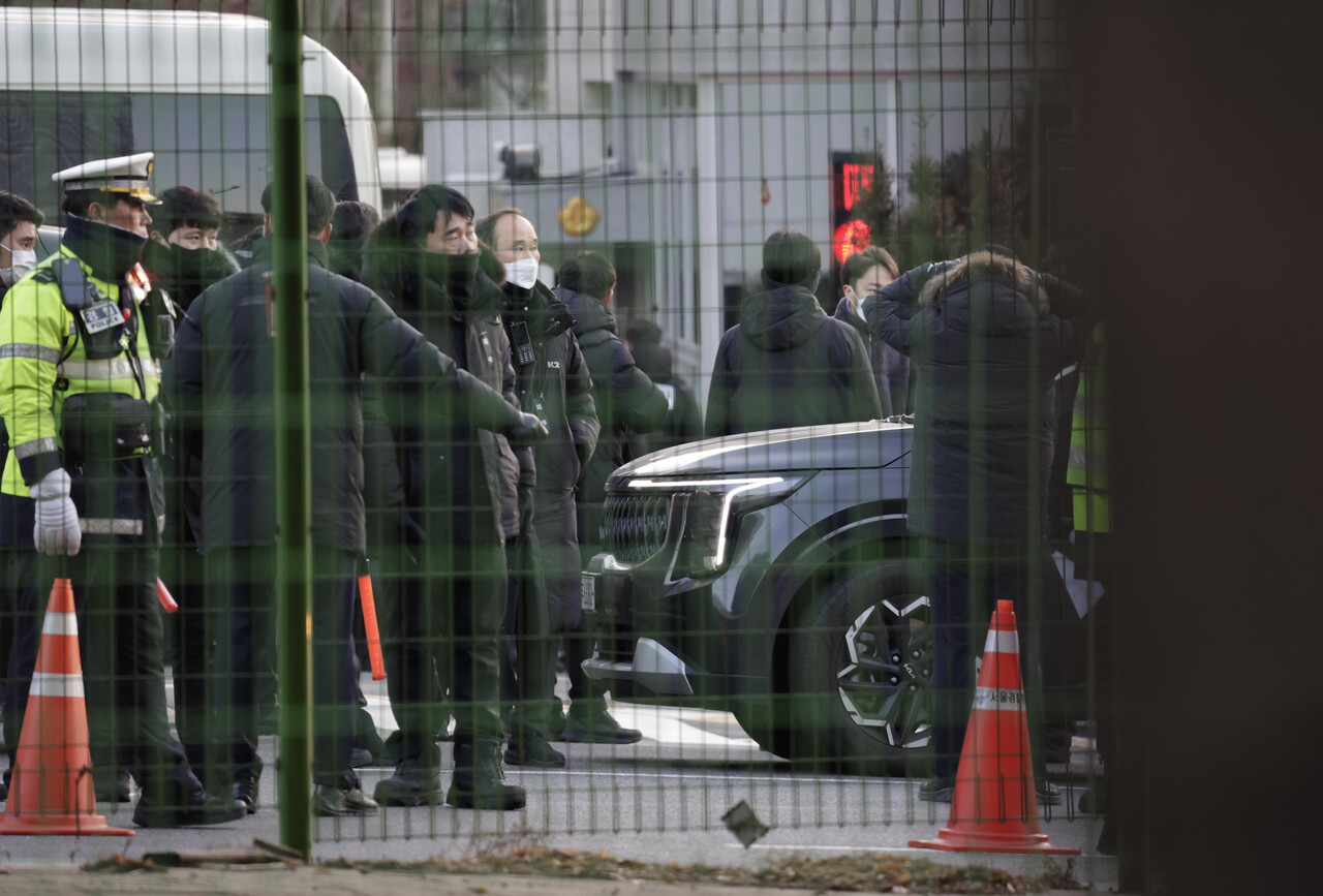 고위공직자범죄수사처(공수처)가 3일 윤석열 대통령 체포영장 집행을 시도한 가운데 서울 용산구 관저 앞에 경호처 직원들이 경계 근무를 서고 있다./사진=뉴시스