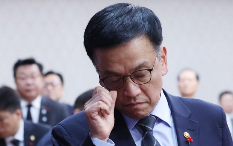 최상목 대통령 권한대행 부총리 겸 기획재정부 장관이 31일 서울 종로구 정부서울청사에서 열린 국무회의를 주재하기 앞서 제주항공 여객기 참사 희생자를 애도하는 묵념을 마친 뒤 착석하고 있다. 2024.12.31./뉴시스