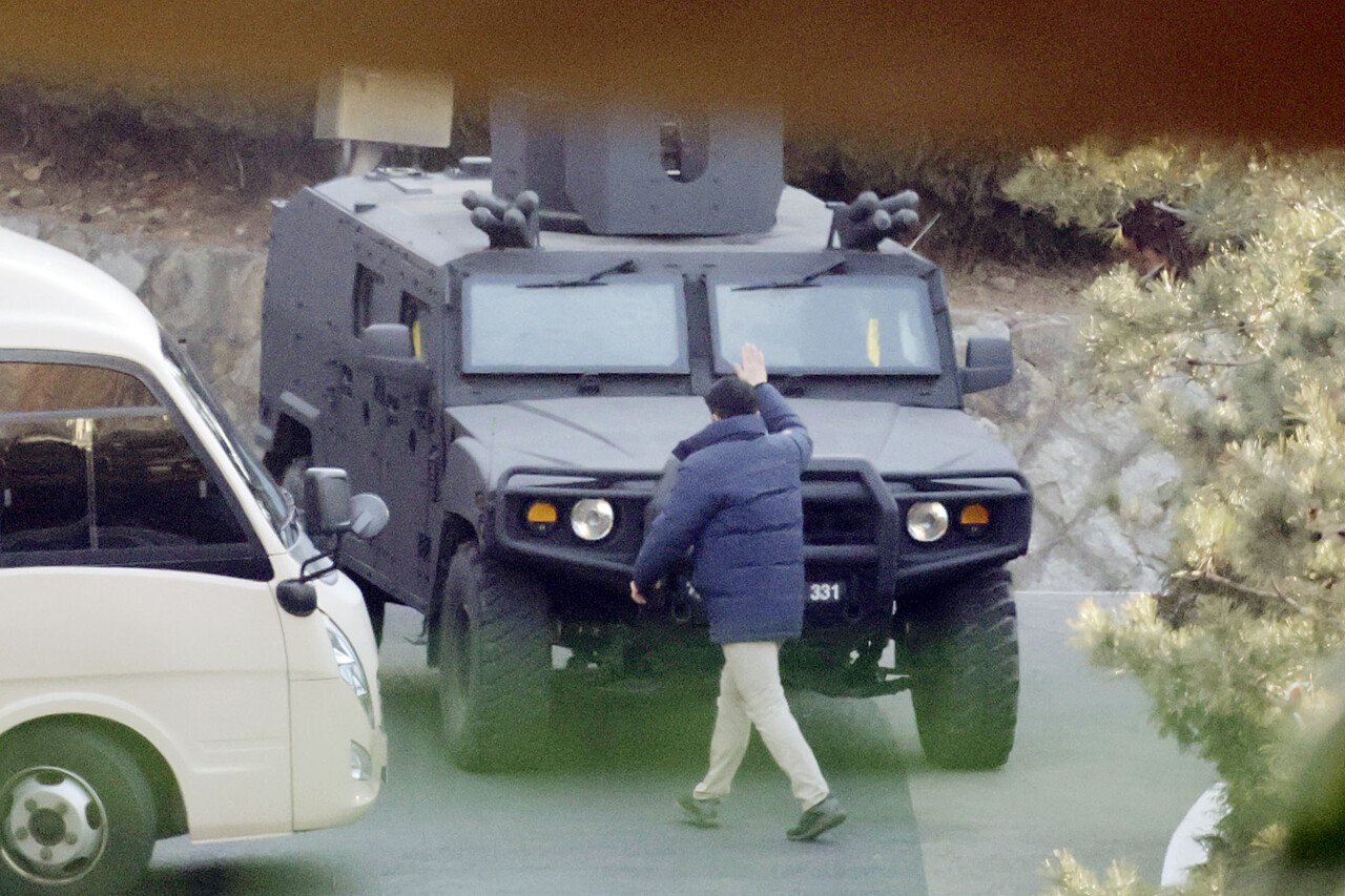고위공직자범죄수사처(공수처)가 윤석열 대통령 체포영장 집행을 시도한 3일 서울 용산구 관저 입구 안에서 장갑차가 이동하고 있다. 2025.01.03./뉴시스