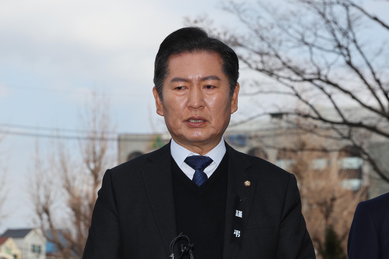 석열 대통령의 탄핵심판 사건 2회 변론준비기일인 3일 오후 정청래 국회 탄핵소추단장이 서울 종로구 헌법재판소로 향하며 취재진의 질문에 답하고 있다./사진=뉴시스