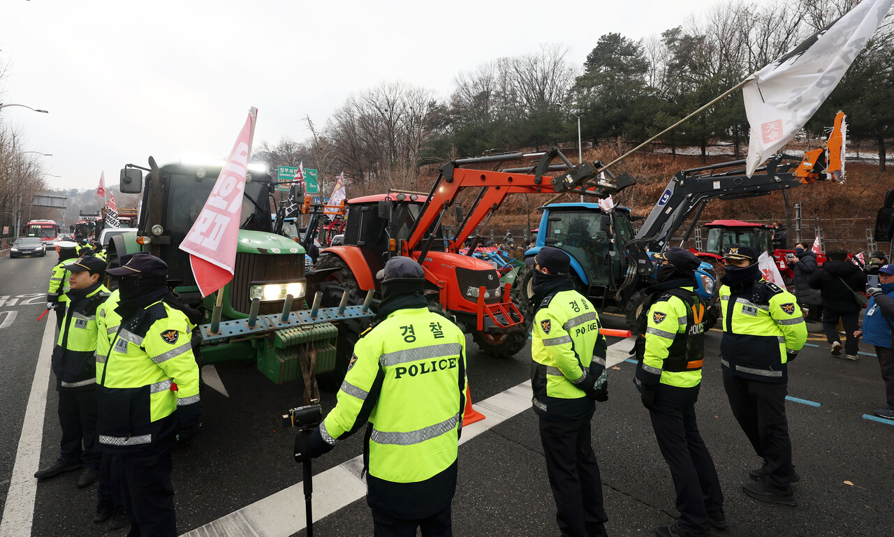 전국농민회총연맹 전봉준 투쟁단 농민들이 21일 윤석열 대통령 체포 등을 촉구하며 트랙터와 트럭 수십 대를 몰고 상경하던 중 서울 남태령 고개 인근에서 경찰에 가로막혀 있다./사진=뉴시스