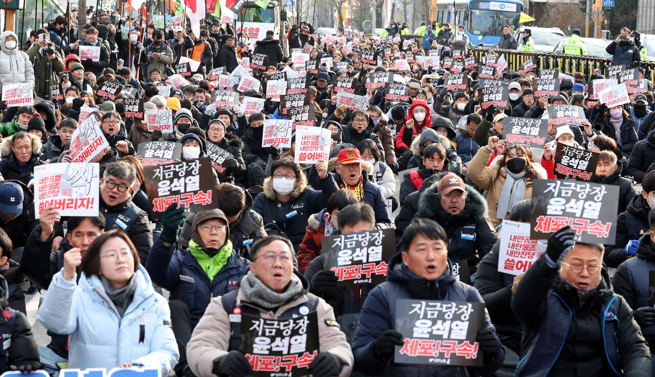 공수처가 윤석열 대통령에 대한 체포영장 집행을 시도 했다가 중지된 3일 오후 서울 용산구 한남동 대통령 관저 인근에서 민주노총이 '윤석열 체포 확대간부 결의대회 및 총력 집회'를 하고 있다. 2025.01.03. /뉴시스