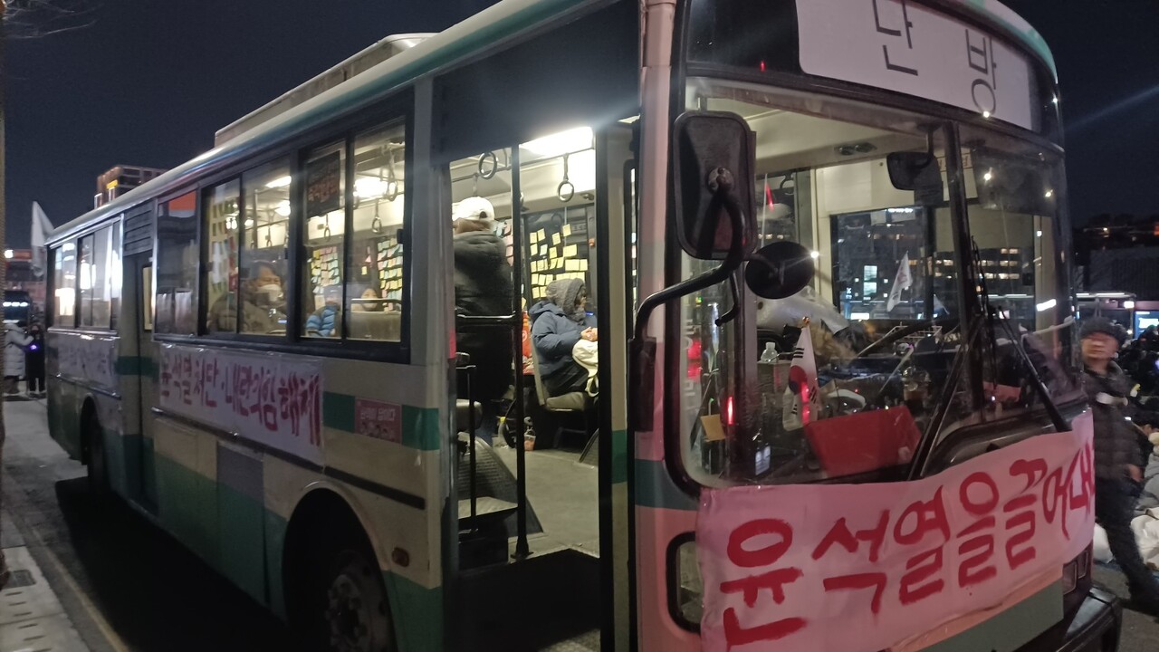 한남대로에 추위를 녹일수 있는 '5.18광주민주항쟁' 컨셉의 올드카 난방버스가 시민들의 추위를 녹이게 했다. 2025.01.04/이로운넷