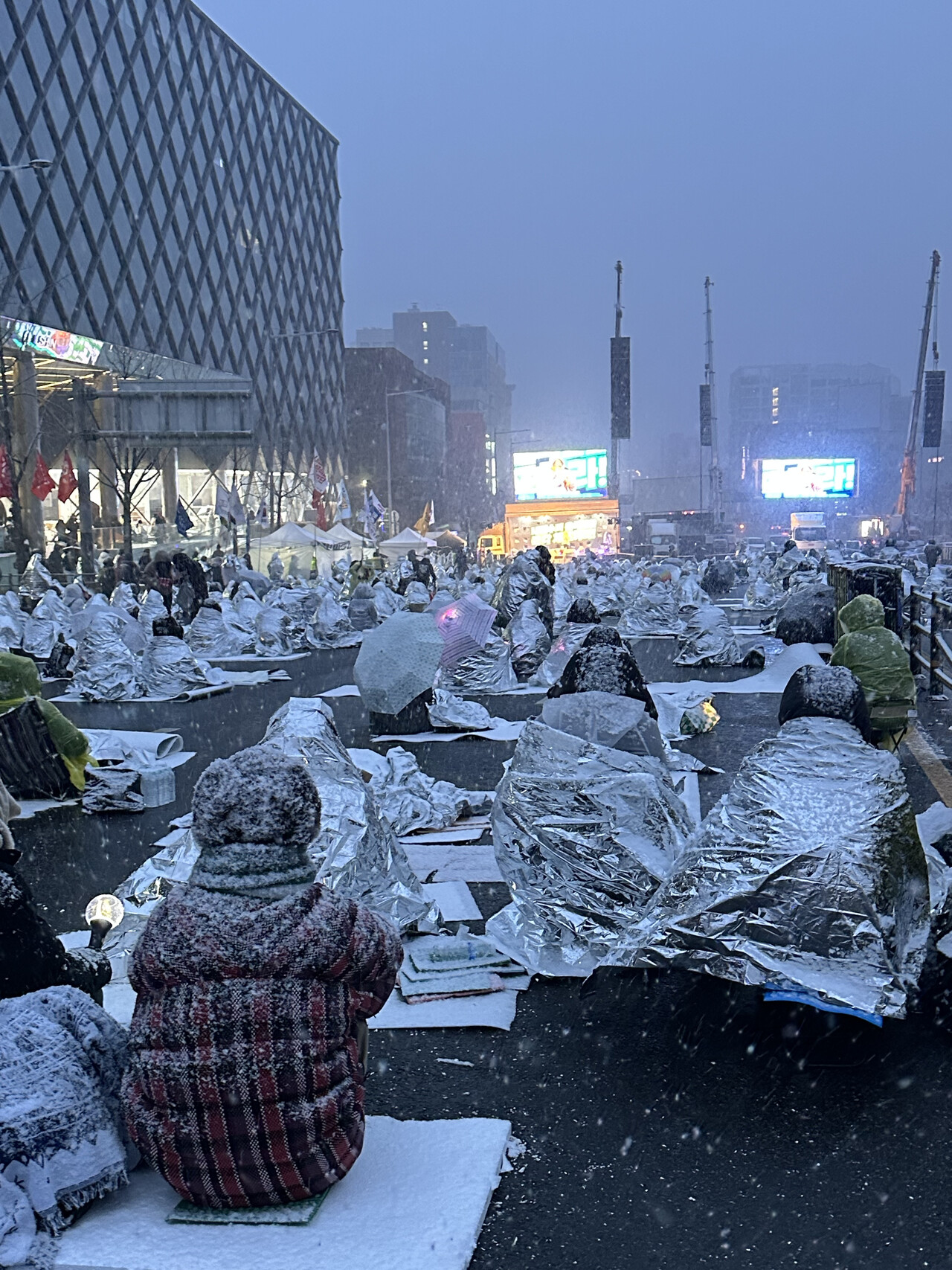 5일 새벽 한남대로를 가득메운 시민들이 "윤석열 체포'를 외치고 있다. 2025.01.05./이로운넷 독자