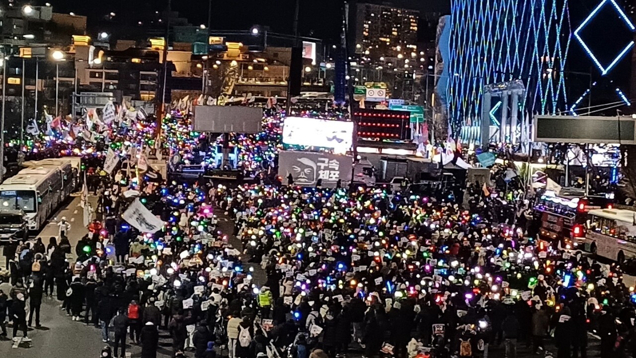 4일 오후 한남대로를 가득메운 시민들이 "윤석열 체포'를 외치고 있다. 2025.01.04/이로운넷