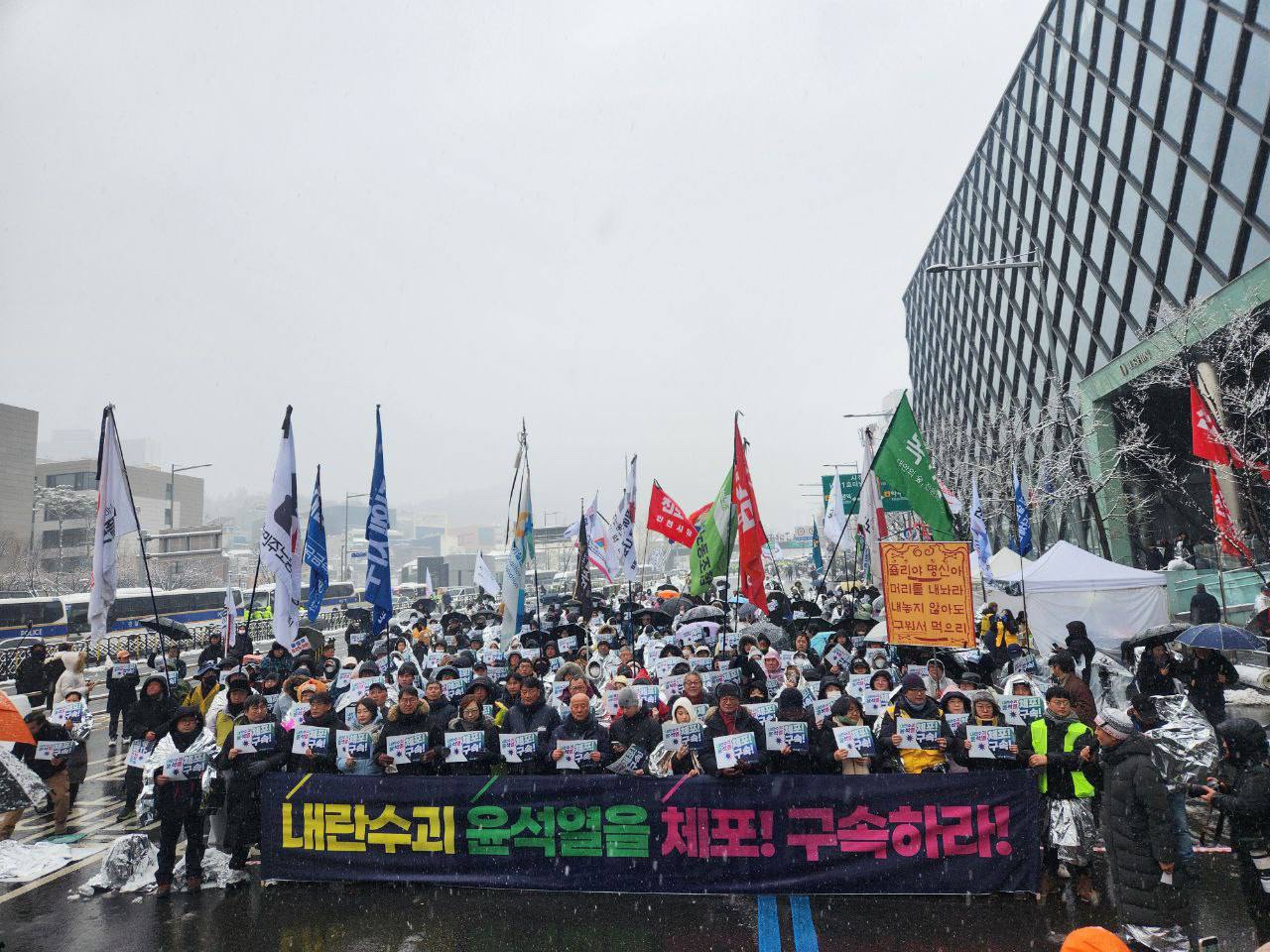 '윤석열 즉각 퇴진 사회대개혁 비상행동'을 비롯한 시민단체들은 한남동 대통령 관저 앞에서 연일 집회를 이어가고 있다. /사진=비상행동