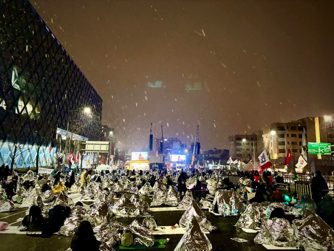 폭설 속에서도 수백 명의 시민이 1박 2일에서 2박 3일간 농성을 하며 윤석열 대통령의 즉각 체포를 촉구했다.2025.01.05/독자제공