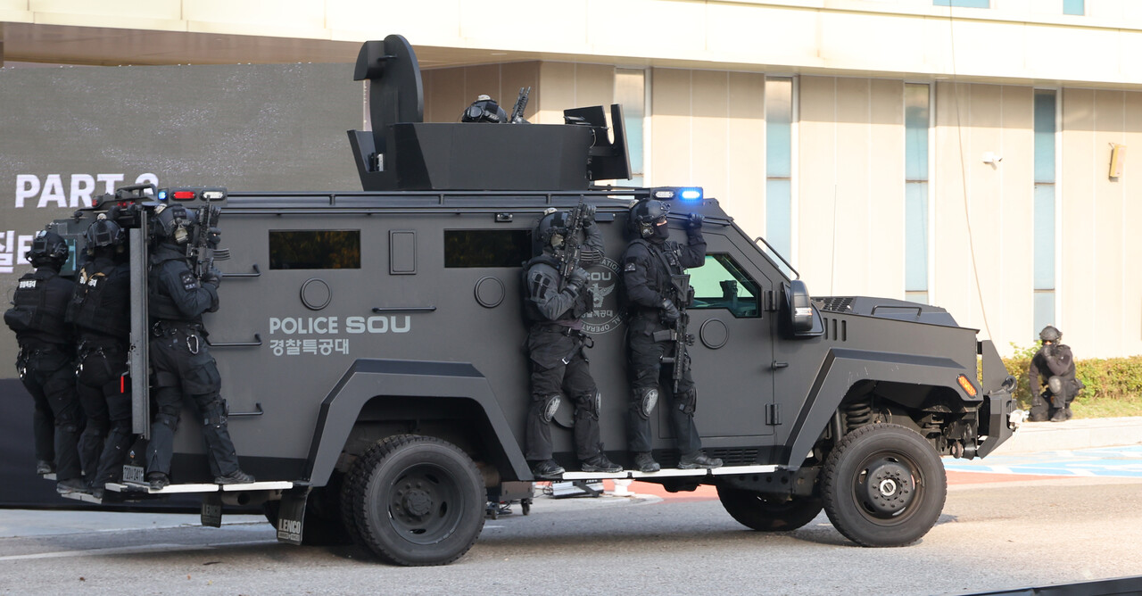세종시 어진동 세종경찰청 기동단에서 열린 2024년 대테러 종합훈련에서 경찰특공대가 인질범을 제압한 뒤 철수하고 있다. 2024.10.23./뉴시스