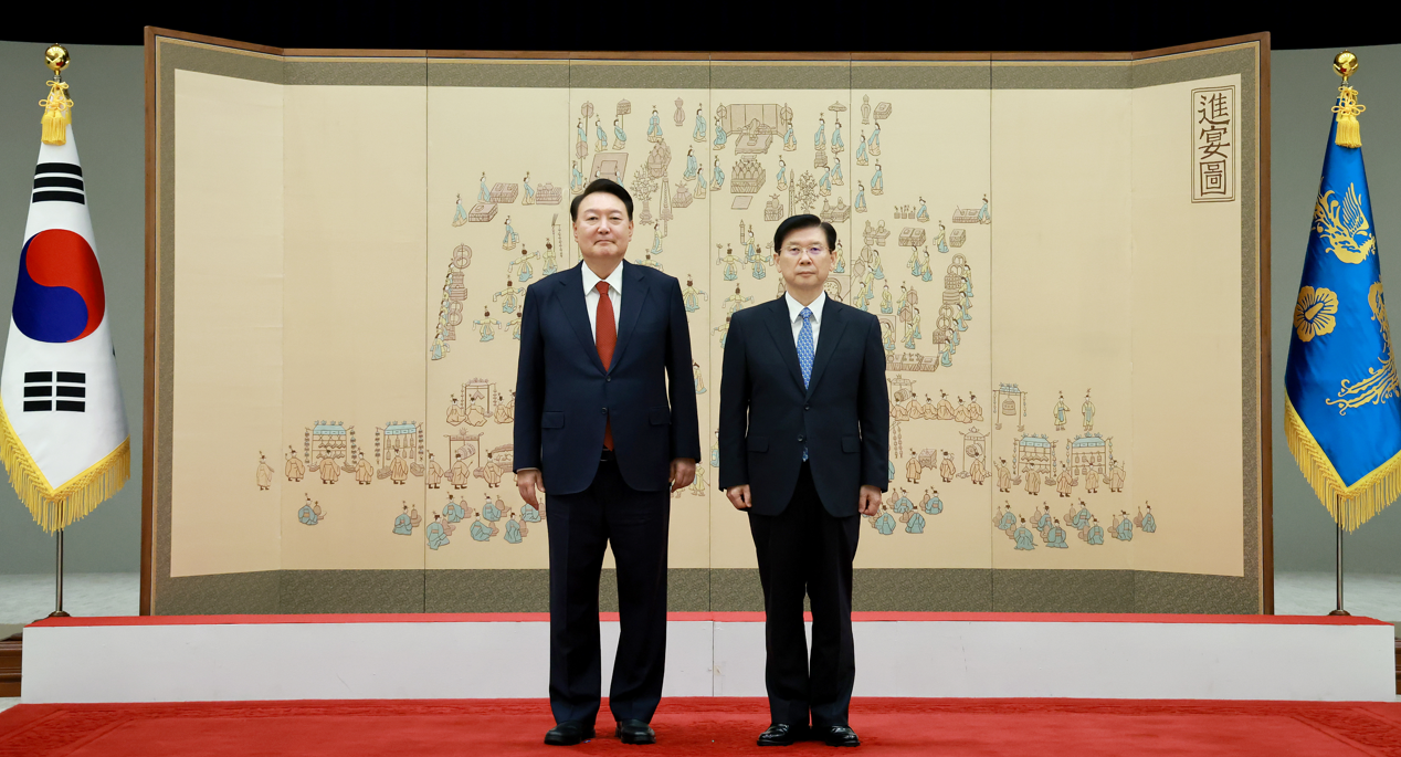 윤석열 대통령이 지난해 9월 9일 서울 용산 대통령실 청사에서 박종준 신임 대통령경호처장에게 임명장을 수여한 뒤 기념촬영을 하고 있다. / 사진=대통령실통신사진기자단