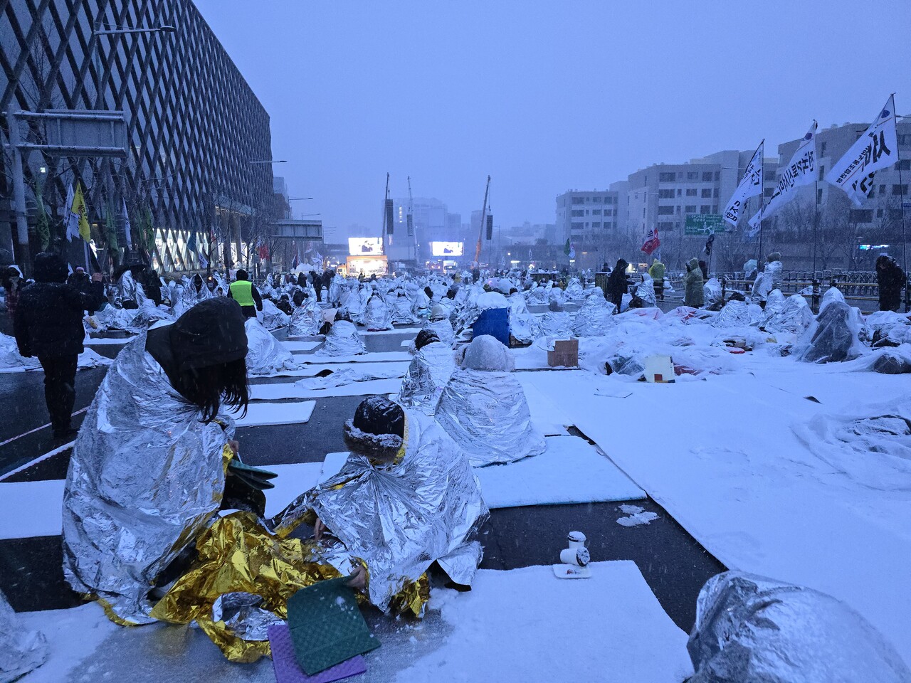 지난 5일 1박2일간 서울 용산 한남동 대통령 관저 앞 한남대로에서 윤석열 체포를 촉구하는 시민들이 눈과 추위를 피해 은박을 둘러쓴 채 밤을 지샜다./사진=이로운넷