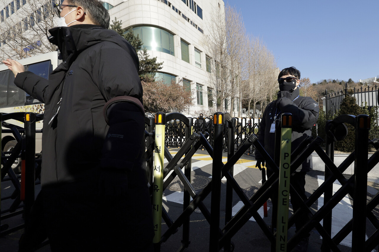2일 서울 용산구 한남동 대통령 관저 입구에서 대통령 경호처 직원들이 경계 근무를 서고 있다. / 사진=뉴시스