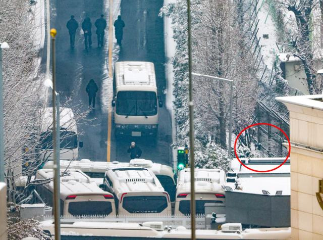 윤석열 대통령의 체포영장 집행 시한을 하루 앞둔 5일 오전 서울 용산구 한남동 대통령 관저에서 출입구 내부와 외부를 경비 병력 차량들이 막아서며 진입 장벽을 만들고 있다. 출입구 우측에는 전날 설치한 철조망(빨간 원)이 보이고 있다./ 뉴시스