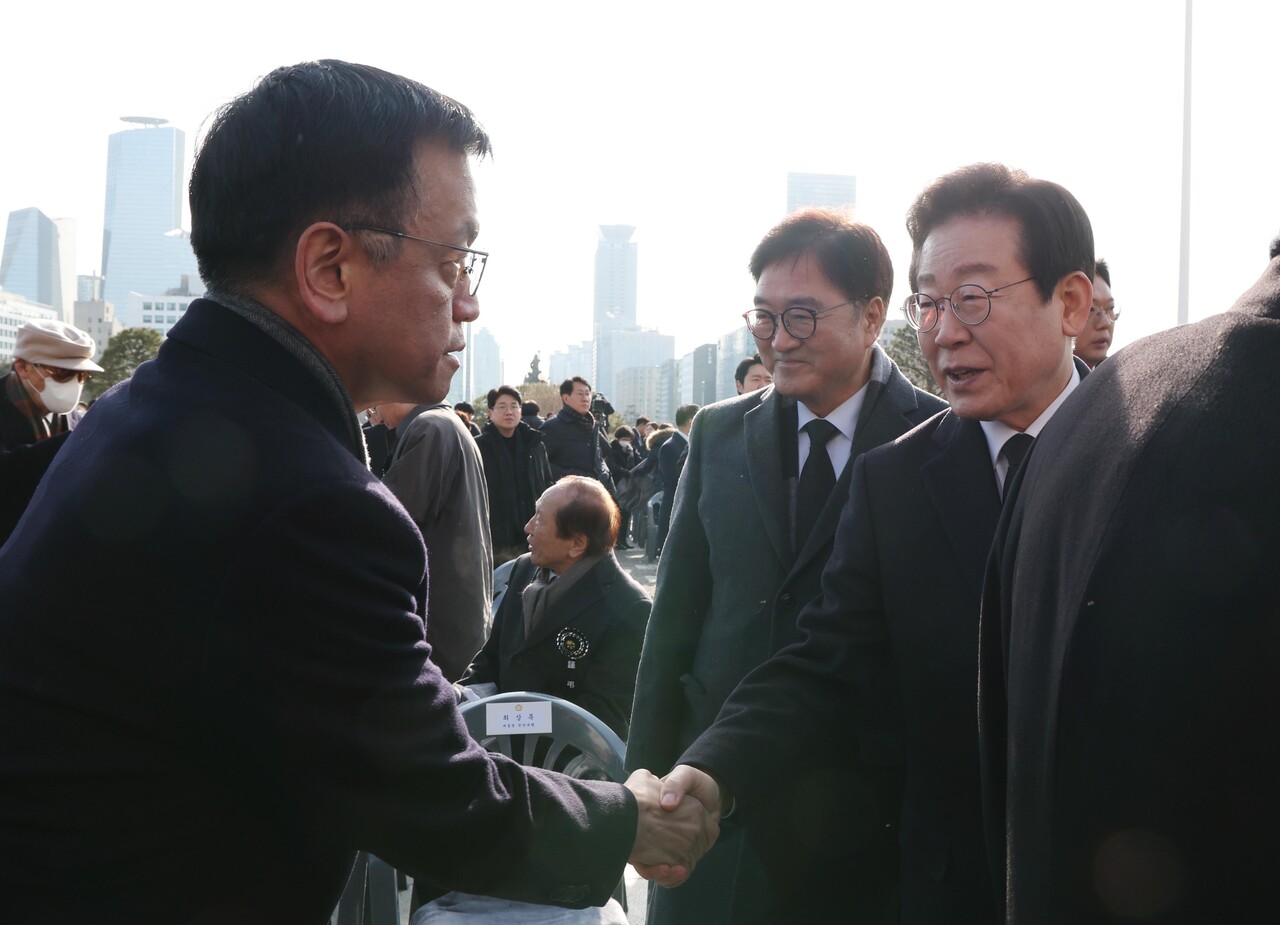 최상목 대통령 권한대행 부총리 겸 기획재정부 장관이 3일 서울 여의도 국회에서 엄수된 고(故) 김수한 전 국회의장 국회장 영결식에서 이재명 더불어민주당 대표와 악수하고 있다. 2025.01.03./뉴시스