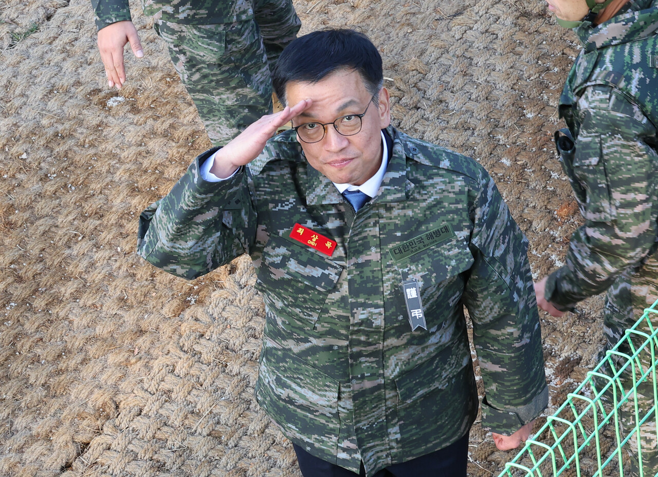 최상목 대통령 권한대행 부총리 겸 기획재정부 장관이 1일 경기 김포 해병대 2사단을 방문해 병사의 경례를 받고 있다. 2025.01.01./뉴시스