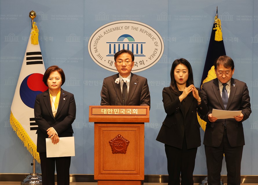 조국혁신당 신장식 의원은 6일 국회 소통관에서 정춘생, 차규근 의원과 함께 대통령경호처 폐지를 골자로 한 법안을 발의하고, 국회 소통관에서 기자회견을 열었다./사진제공=신징식 의원실