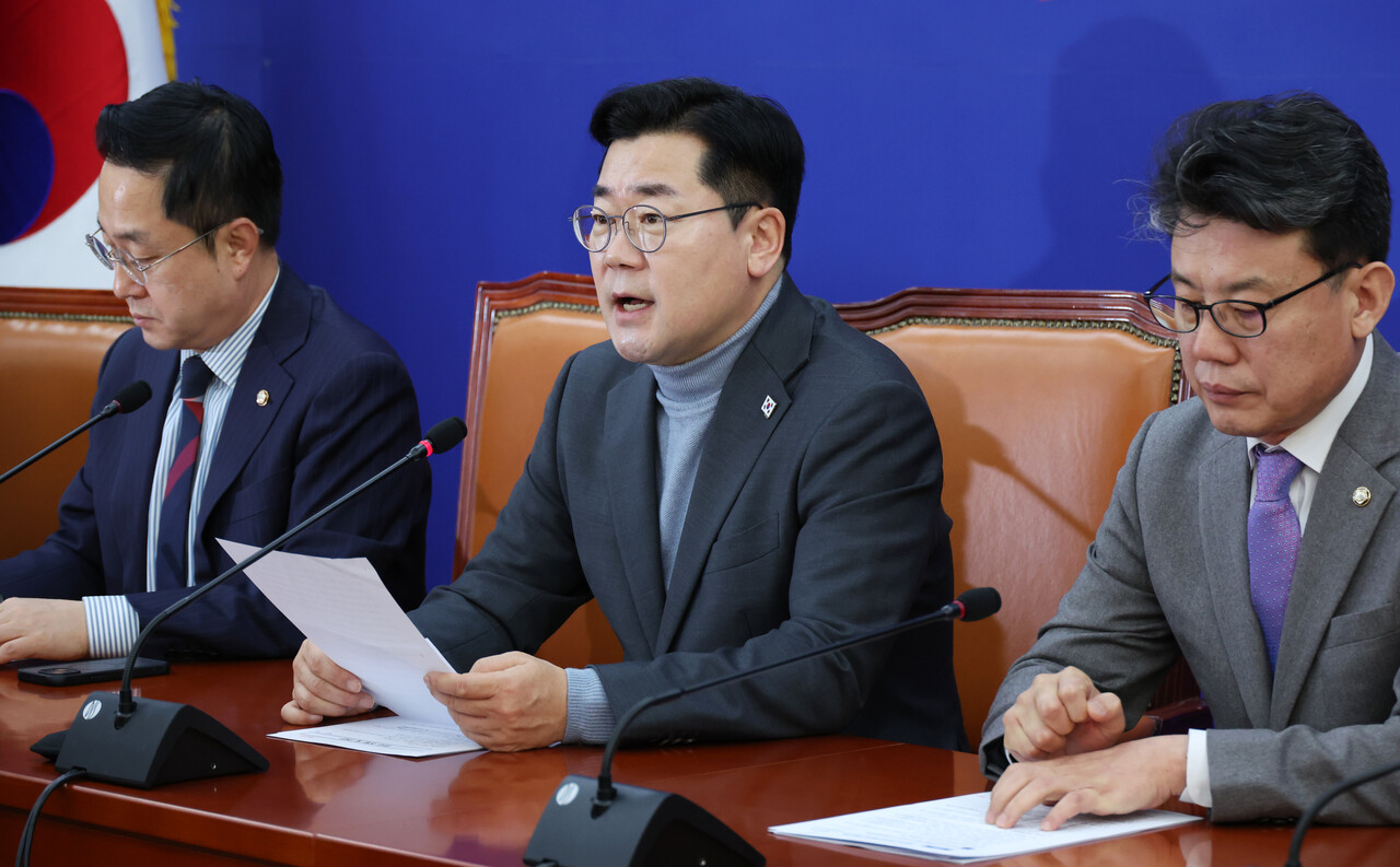 박찬대(가운데) 더불어민주당 원내대표가 7일 오전 서울 여의도 국회에서 열린 원내대책회의에서 발언하고 있다./사진=뉴시스