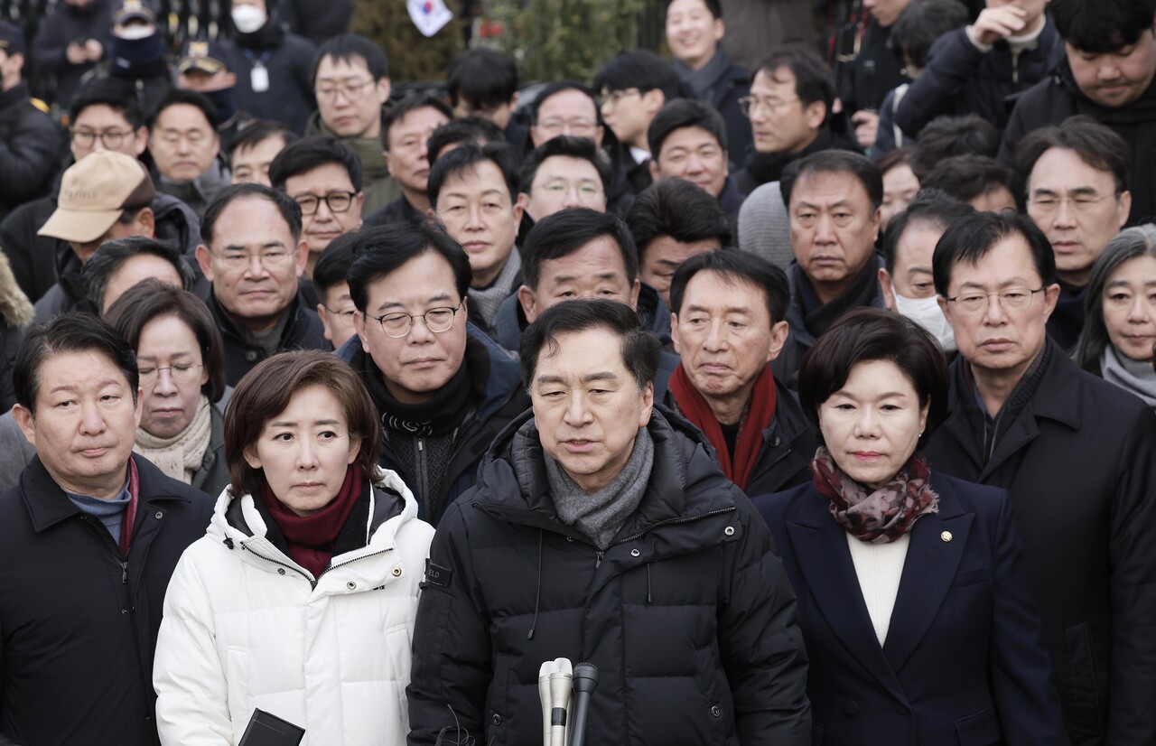 김기현 국민의힘 의원을 비롯한 소속 의원들이 6일 서울 용산구 대통령 관저 앞에 모인 취재진에게 입장을 밝히고 있다./사진=뉴시스