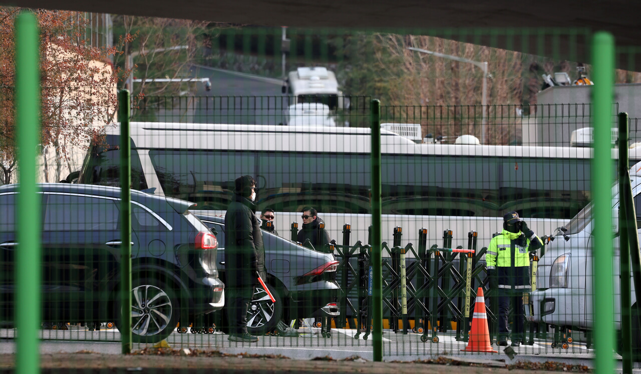법원이 내란 우두머리(수괴) 혐의를 받는 윤석열 대통령에 대한 체포영장을 재발부하면서 체포영장 기한이 연장된 가운데 8일 서울 용산구 대통령 관저 출입구에 경비가 삼엄하다. 2025.01.08./뉴시스