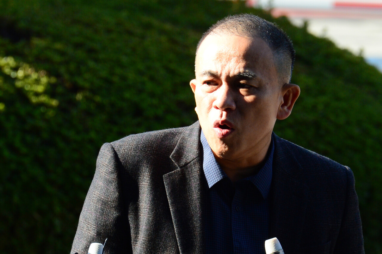 김건희 여사 공천 개입 의혹 핵심 당사자인 명태균 씨가 9일 오전 2차 검찰 조사를 받기 위해 경남 창원시 성산구 창원지방검찰청으로 출석해 취재진의 질문을 받고 있다. 2024.11.09./뉴시스