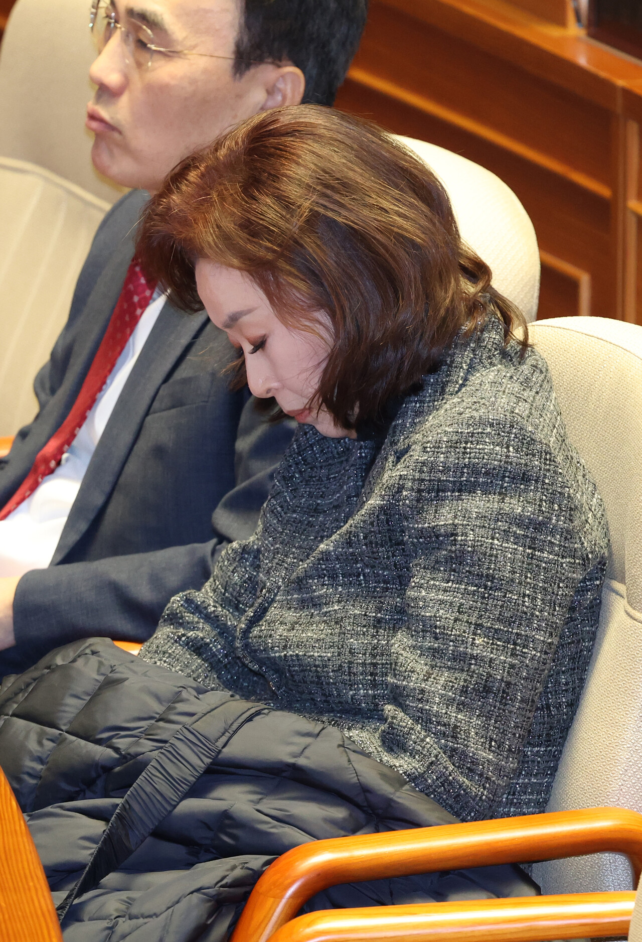 김민전 국민의힘 의원이 9일 서울 여의도 국회에서 열린 제420회 국회(임시회) 제5차 본회의, 윤석열 대통령 위헌적 비상계엄 선포 내란혐의 및 제주항공 여객기 참사 진상규명 관련 긴급현안질문에서 피곤한 듯 눈을 감고 있다. 2025.01.09./뉴시스