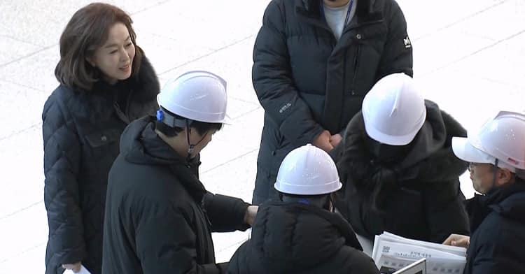 김민전 국민의힘 의원이 백골단 청년들과 9일 여의도 국회에서 기자회견을 준비하고 있다./사진=MBC 갈무리