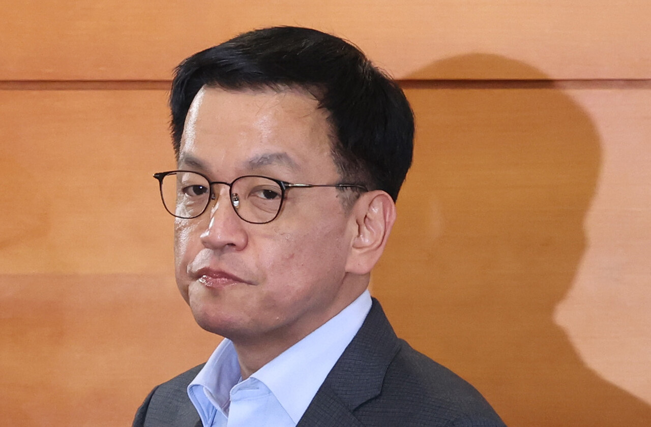 최상목 대통령 권한대행 부총리 겸 기획재정부 장관이 14일 정부서울청사에서 열린 사회분야 주요 현안 해법회의에 입장하고 있다. 2024.12.14./뉴시스