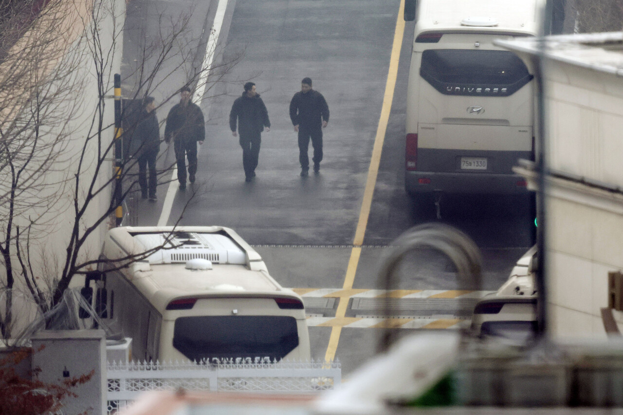 14일 서울 용산구 한남동 대통령 관저에서 대통령실 관계자들이 이동하고 있다. 2025.01.14. /뉴시스