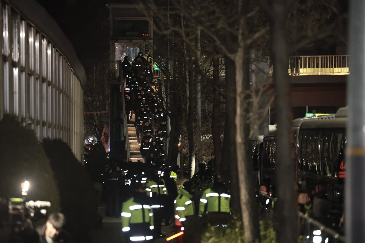 15일 서울 용산구 대통령 관저 앞에서 윤석열 대통령 체포영장 집행을 위한 경찰 병력이 배치되어 있다. / 사진= 뉴시스