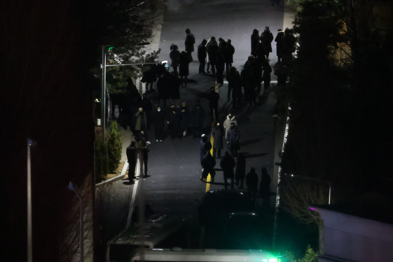 고위공직자범죄수사처와 경찰이 윤석열 대통령에 대한 체포영장 집행에 나선 15일 오전 서울 용산구 윤석열 대통령 관저 진입로에 경호처 직원들이 대기하고 있다. 2025.01.15./뉴시스