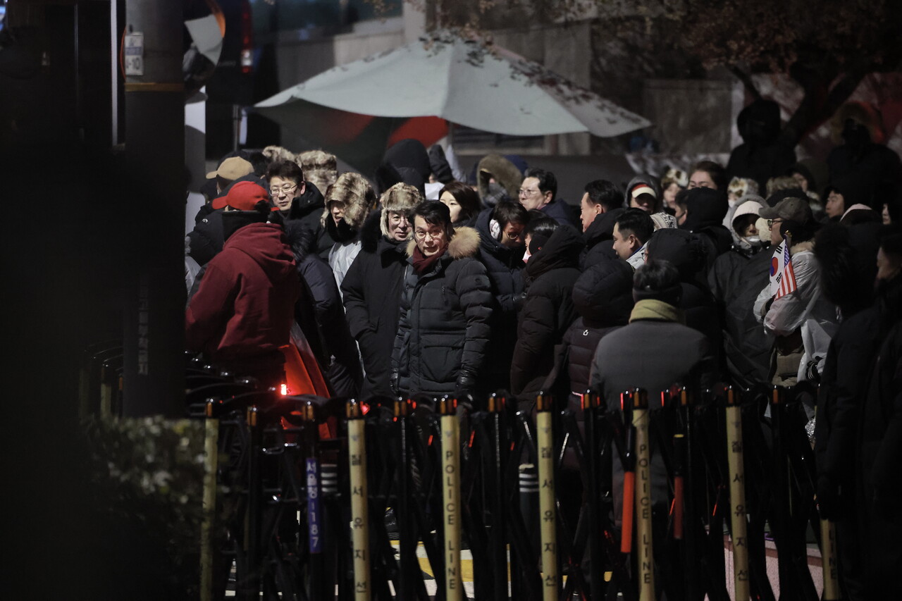 윤상현 국민의힘 의원을 비롯한 당직자들이15일 서울 용산구 대통령 관저 앞에 모여있다. 2025.01.15./뉴시스