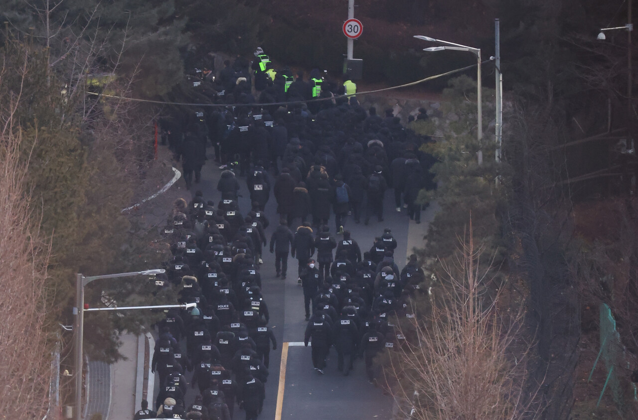 오전 서울 용산구 윤석열 대통령 관저에서 경찰과 공수처로 구성된 공조단이 윤석열 대통령 체포영장 집행을 위해 관저로 진입하고 있다./사진=뉴시스