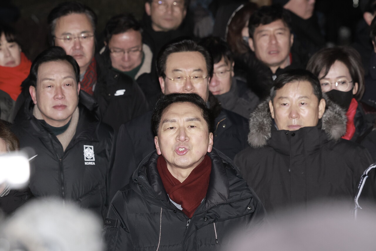 김기현 국민의힘 의원을 비롯한 소속 의원들이 15일 서울 용산구 대통령 관저 앞에 모인 취재진에게 입장을 밝히고 있다. /사진=뉴시스