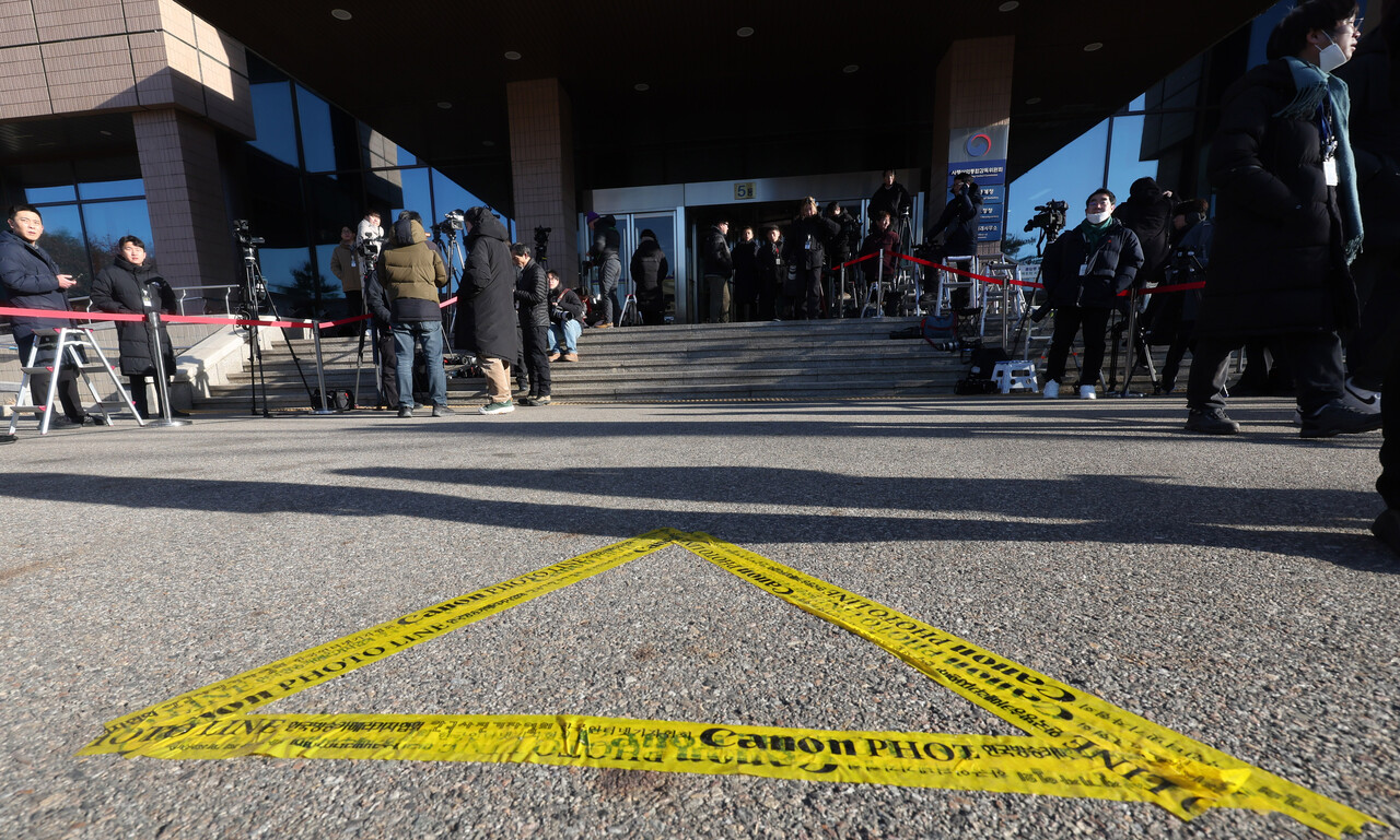윤석열 대통령에 대한 2차 체포영장이 집행된 15일 오전 경기 과천시 고위공직자범죄수사처(공수처) 앞에 포토라인이 설치돼 있다./사진=뉴시스