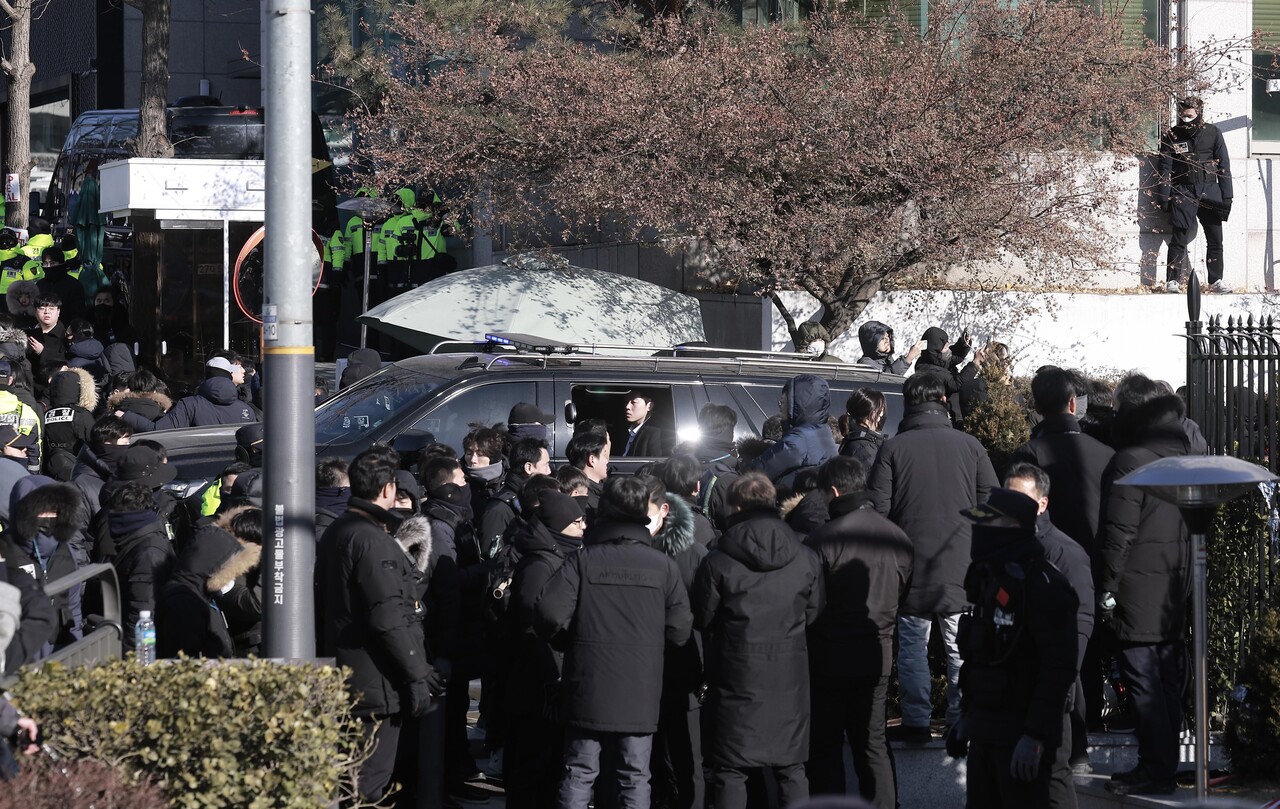 고위공직자범죄수사처(공수처)와 경찰이 윤석열 대통령에 대한 2차 체포영장을 집행한 15일 윤 대통령과 경호처 관계자 등이 탑승한 것으로 추정된 차량이 서울 용산구 한남동 관저를 나서고 있다. 2025.01.15./뉴시스